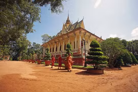 Chùa Hang trong lòng thành phố