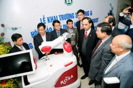 Lần đầu tiên tại Việt Nam: Dùng robot phẫu thuật khớp gối, thần kinh