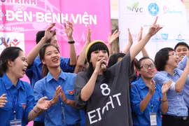 Minh Chuyên: Hát đến khi nào khán giả "đuổi" xuống mới thôi