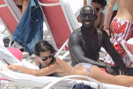 "Nóng rực" với siêu mẫu của Sagna trên biển