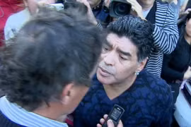 Diego Maradona lại gây sự với báo chí, tát vào mặt phóng viên