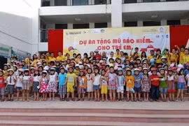 Sinh viên trải nghiệm và hỗ trợ cộng đồng tặng mũ bảo hiểm cho trẻ em