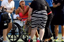 Niềm hy vọng số 1 Trung Quốc "ngã ngựa", Serena Williams đi vào lịch sử 