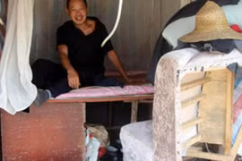 Sống gầm cầu, dành tiền mua nhẫn kim cương tặng vợ