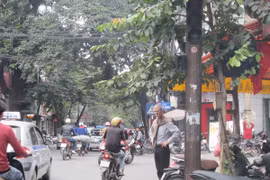 Căng thẳng như... sang đường ở phố cổ