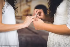 Con gái kết hôn với mẹ kế đồng tính