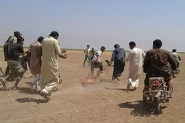 Thi thể phi công Nga bị kéo lê trên cát khi trực thăng bị bắn rơi ở Syria
