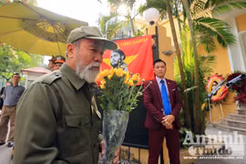 Công sở treo cờ rủ, người Hà Nội đặt hoa tưởng nhớ lãnh tụ Fidel Castro