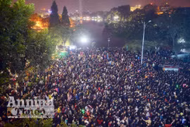 Hà Nội: "Biển người" chờ đón năm mới 2017 ở hồ Gươm