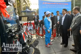Hà Nội tiếp nhận 12 xe quét, hút bụi trị giá hơn 20 tỷ đồng