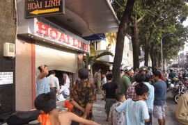 Ô tô leo lề đâm sập cửa tiệm vàng 