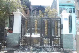 Hỏa hoạn thiêu rụi ô tô, 3 người nhập viện