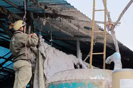 Ghê rợn: Một bảo vệ bị xay nhuyễn trong lò xay bột giấy