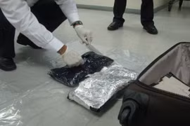 Hải quan sân bay phát hiện 2kg ma túy đá trong valy hành khách 