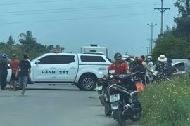 Thi thể người đàn ông cuốn chiếu để trong bụi rậm ven đường