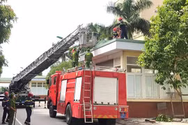 Giải cứu thành công người đàn ông nhảy lầu tự tử ở bệnh viện