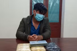 Người đàn ông sa lưới cùng 18.000 viên ma túy và 1 bánh heroin
