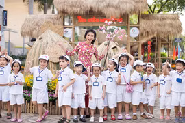 NSƯT Mỹ Uyên - Rạng rỡ xuống phố ngày xuân