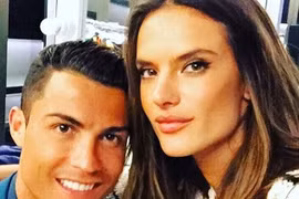 Ronaldo tình tứ với siêu mẫu người Brazil