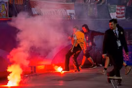 Khói lửa bao trùm chiến thắng của Benfica