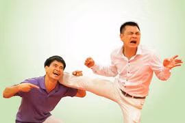 Nam Tào - Tự Long bán nude trong Táo quân 2012