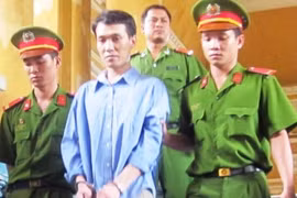 Nghi vợ ngoại tình, đè vợ vào vũng xăng thiêu sống