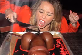 Miley phản cảm bên chiếc bánh hình "cậu nhỏ" tặng bạn trai