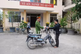 Hết đường, tên trộm bỏ xe máy thoát thân