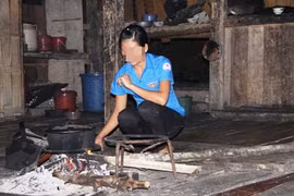 Nữ sinh bị đánh ghen kinh hoàng, quay clip đưa lên mạng
