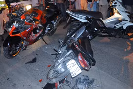 Môtô "khủng" Suzuki GSX 1300R gây náo loạn hồ Hoàn Kiếm 