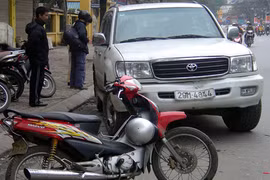  Land Cruiser mất lái, 4 xe máy bị húc văng