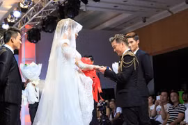 Đàm Vĩnh Hưng đội vương miện bằng vàng, đeo nhẫn cưới cho Võ Hoàng Yến