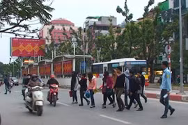 Khó khăn trong xử lý người đi bộ vi phạm an toàn giao thông