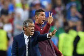 Bất chấp chân đau, Ronaldo sốt sắng chỉ đạo như HLV
