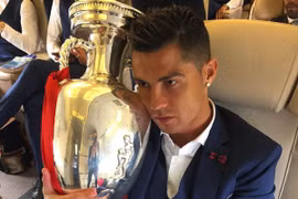 Ronaldo khư khư ôm cúp vô địch trên chuyên cơ về Bồ Đào Nha