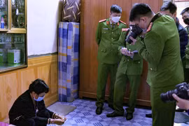 Khám xét khẩn cấp đối tượng, thu giữ nhiều "hàng trắng"