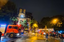Dập tắt đám cháy lúc rạng sáng tại phố cổ Hà Nội