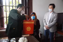 Giám đốc Công an Hà Nội thăm hỏi, chúc Tết các gia đình chính sách trước thềm xuân Nhâm Dần 2022