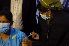 Bangladesh chống chọi với tin giả về vaccine Covid-19 