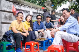 Trà đá vỉa hè với ca sĩ Chế Linh 
