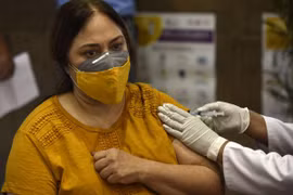 Thế giới tăng tốc tiêm chủng vaccine ngừa Covid-19 để xoay chuyển tình hình
