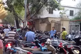 “Cắn răng” gửi xe với giá “cắt cổ” để vào xem Công Phượng, Tuấn Anh...