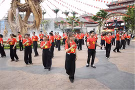 Du lịch miền Bắc ghi nhận lượng du khách lớn đổ về Hạ Long, Cát Bà, Sầm Sơn, Hà Nam dịp lễ 30/4