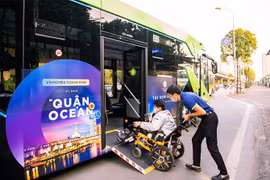 Người dân Thủ đô háo hức khám phá xe buýt không khói đầu tiên ở Việt Nam