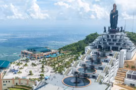 Kỳ thú hình mây cá chép hóa rồng trên đỉnh núi Bà Đen Tây Ninh