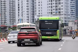 Vinbus thử nghiệm lộ trình trên đường phố Thủ đô trước khi chính thức vận hành