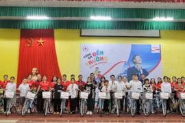 Chương trình ‘Cùng em đến trường’ đồng hành cùng học sinh nghèo hiếu học tại Hà Nội