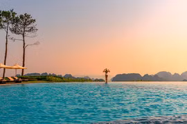 Hạ Long rộn rã đón khách, bạn đã biết đi đâu, chơi gì chưa?