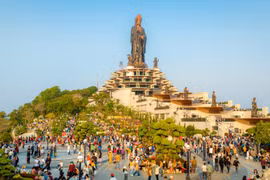 Người miền Nam thích thú với một ngày gặp gỡ các ca sĩ nổi tiếng, xem bắn pháo hoa, và giải nhiệt tại núi Bà Đen