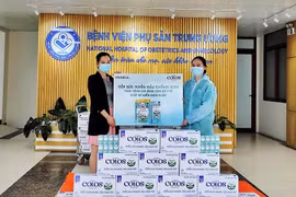 Vinamilk trao tặng 50.000 sản phẩm Vinamilk ColosGold cho con em cán bộ bác sĩ tuyến đầu